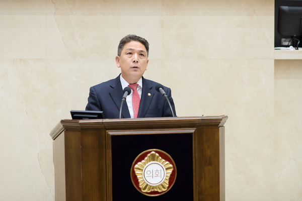 5분 자유발언을 하고 있는 이창식 의원