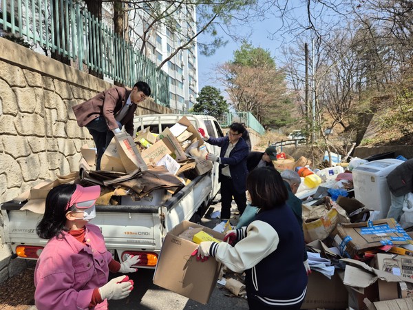 8일 용인시 처인구 삼가동 행정복지센터와 유관단체 및 주민들과 함께 새봄맞이 환경정화을 실시했다. /사진=용인시