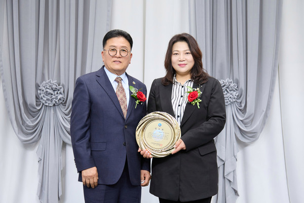 감사패 수상 후 박희정 의원이 (사)반려식물협회 조우현 회장과 기념 촬영을 하고 있다. /사진=박희정의원실