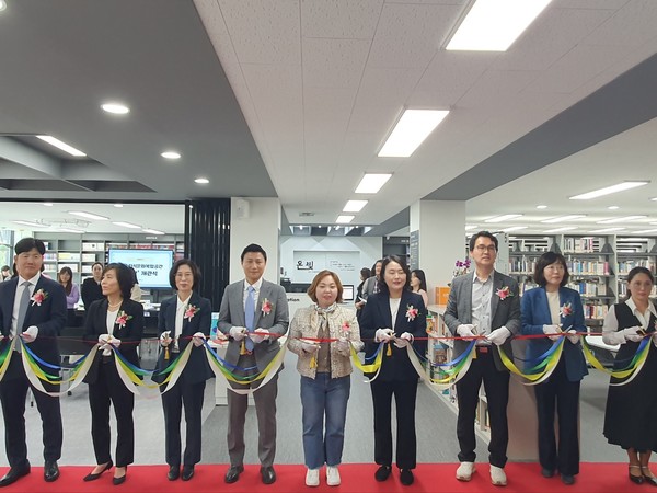 4월 18일 용인 성지중학교 지식문화복합공간 ‘온빛’ 도서관 개관식에서 참석자들이 컷팅을 하고 있다. /사진=용인교육지원청