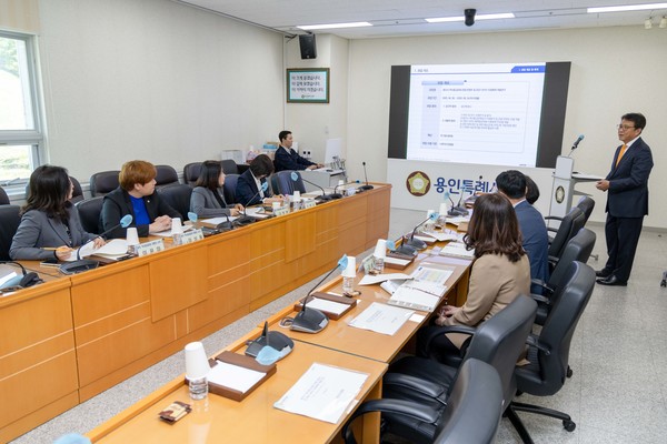 의원연구단체 ’용인, 역사종교문화여행의 시작 2‘ 회원들과 용인시 및 용역 기관 관계자들이 과업 방향 및 세부 수행 방법에 대한 의견을 나누고 있다. /사진=용인시의회