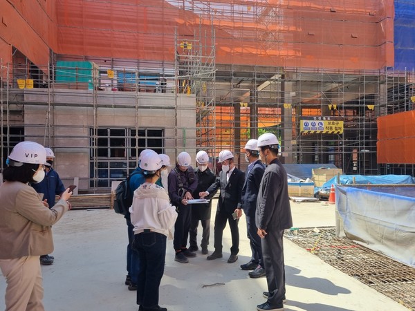 황재욱 의원이 보정종합복지회관 건설현장을 찾아 현장점검을 진행하고 있다. /사진=황재욱의원실