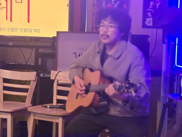 5월 30일 지리산 남원 인월 제비카페에서 열린 별빛음악회에서 가수 중식이 . /사진=조대안