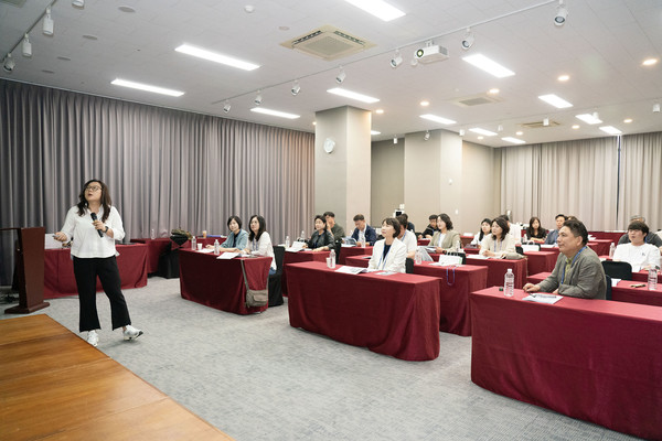 용인특례시의회 의원들이 4일 기획재정부 자문위원으로 활동하는 우지영 박사가 진행하는 ‘AI를 활용한 결산 분석’ 특강‘을 듣고 있다.