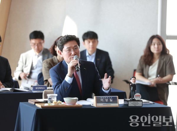 이상일 용인특례시장이 12일 화성특례시에서 열린 대한민국특례시시장협의회 2025년 상반기 정기회의에서 특례시 지원에 관한 특별법의 신속한 제정에 대한 의견을 이야기하고 있다. /사진=용인시