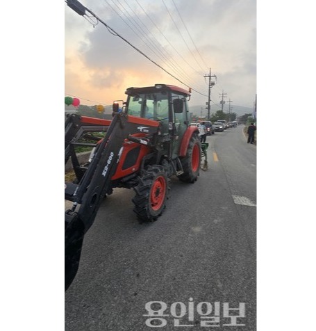 용인반도체클러스터 일반산업단지를 둘러싸고 주민과 한국노총 건설섬유노조가 집단 반발에 나섰다.  18일 원삼 주민생계조합 시위 현장.