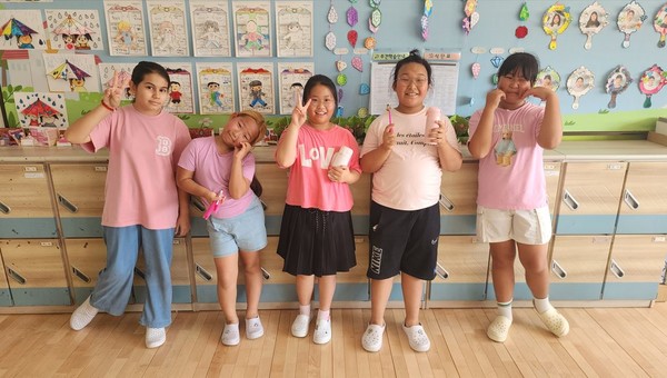 용인 백암초가 18일 '핑크셔츠데이' 맞아 학교폭력 예방 캠페인을 벌였다. /사진=백암초