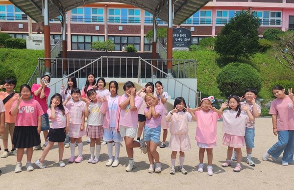 용인 백암초가 18일 '핑크셔츠데이' 맞아 학교폭력 예방 캠페인을 벌였다. /사진=백암초