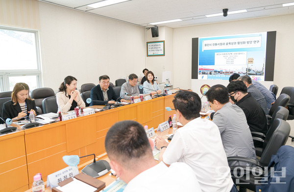 의원연구단체 ‘용인 상상플러스’ 회원들과 참석자들이 의견을 나누고 있다. /사진=용인시의회