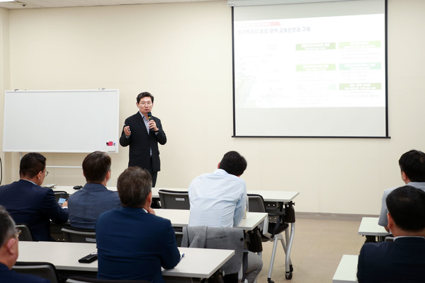 이상일 용인특례시장은 19일 UNIST 과정에서 반도체 용인의 미래 주제로 특강을 진행하고 있다. /사진=용인시