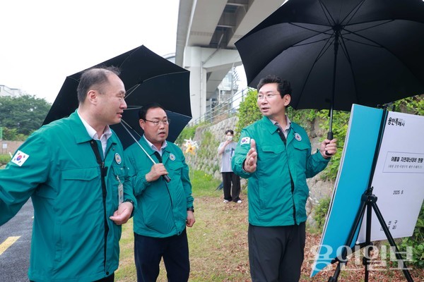 6월 25일 금학천에서 이상일 시장이 준설사업 현장을 시찰하고 있다. /사진=용인시
