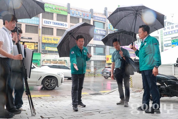 25일 수지구청역 신분당선 인근에서 이상일 시장이 보도를 점검하고 있다. /사진=용인시