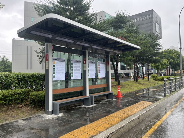 교체 마친 버스승차대