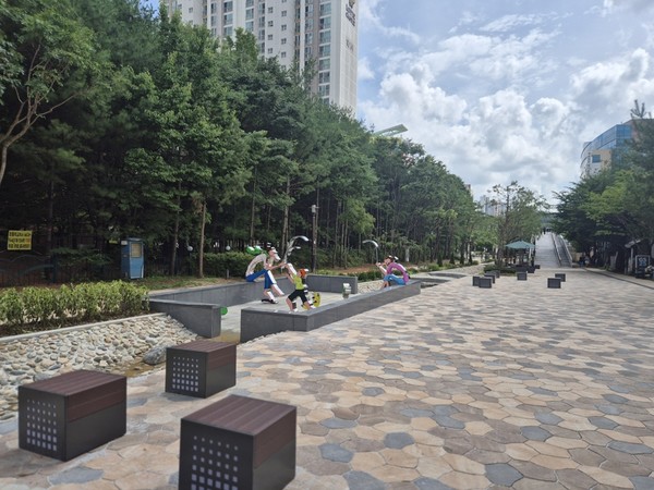 정비를 마친 동백지구 보행자통로