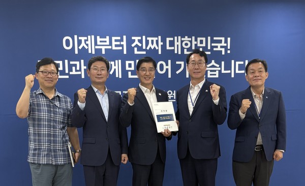 이상일 용인특례시장(왼쪽 두번째)은 9일 국정기획위원회를 방문해 특례시 지원에 관한 특별법 제정 촉구 건의문을 전달했다 /사진=용인시