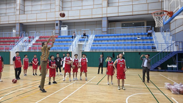 용인시 청소년미래재단과 한기범 희망나눔이 소외계층 청소년 위한 ‘희망 농구 교실’을 운영하고 있다.