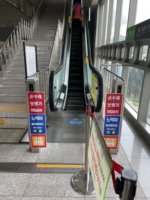 용인특례시는 7월 중 용인경전철 안전시설 보강 사업을 추진한다. 해당 사진은 용인경전철 내부 승강설비 이용 안내 표지