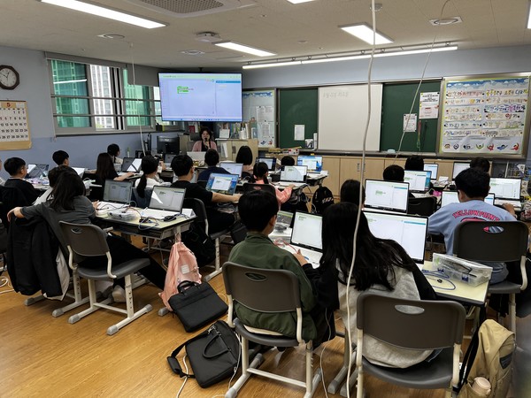  ‘찾아가는 우리동네 메이커 교육’ 프로그램,  아두이노 교육 모습. /사진=용인시산업진흥원