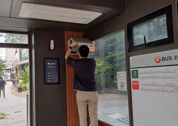 용인시 처인구의 한 버스승강장 냉방시설을 점검하는 모습
