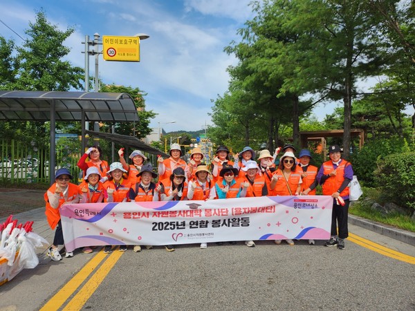 용인시자원봉사자들이 7월 24일 처인구 유방동 방축지구 일대에서 빗물받이 정화활동을 펼쳤다. /사진=용인시자원봉사센터