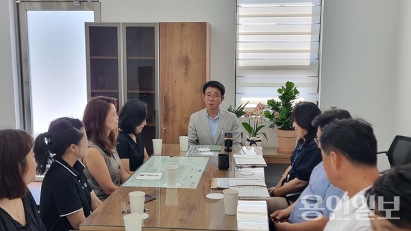 용인시의회 김윤선 도시건설위원장이 7월 25일 유림2동 동장실에서 주민들과 간담회를 진행하고 있다. /사진=김윤선의원실