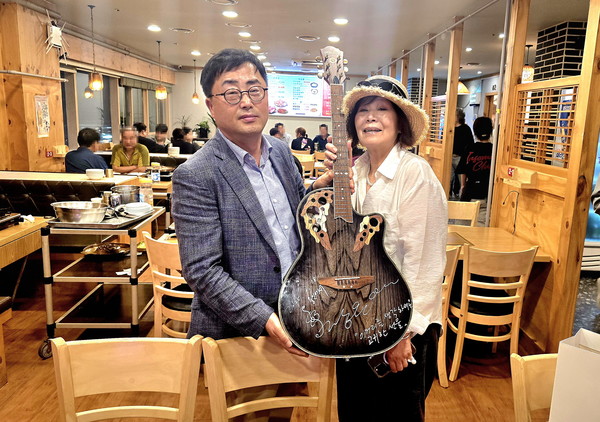 가수 장은아 선생과 필자의 기념촬영 모습. 