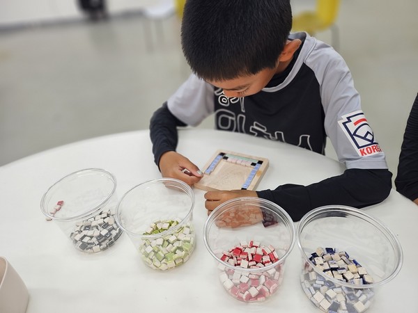 경기도자박물관 모자이크 태극기 교육 프로그램 현장 모습. /사진=경기도