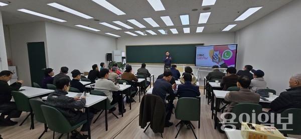 용인 직장인 동호회가 7월 2일 무료 스마트폰 활용 교육을 진행했다. 사진은 스마트폰 교육 현장. /사진=용직동