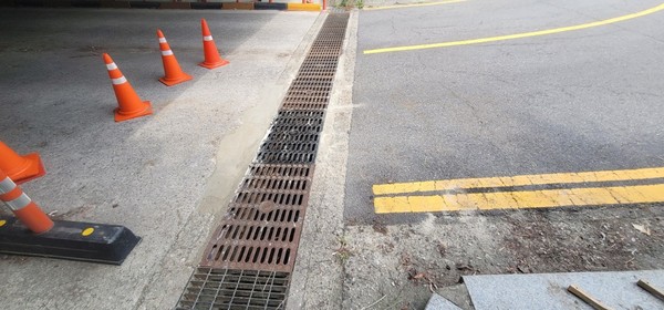 용인특례시 수지레스피아 입구 통로박스 구간의 금속성 소음 발생 원인인 배수로 덮개 부분을 보수했다