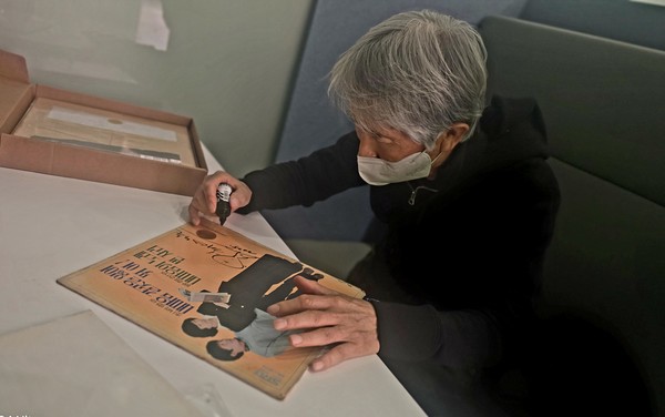 LP에 사인하고 있는 가수 최백호 ⓒ조대안 