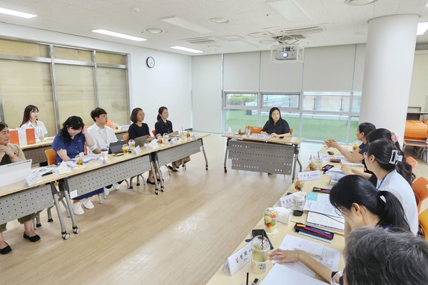 기주옥 용인시의원이 6일 용인시가족센터 관계자들과의 간담회에서 실무자들의 의견을 청취하고 있다. /사진=기주옥의원원