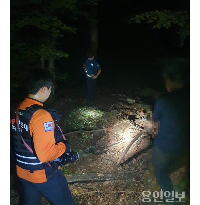 실종자 발견하고 함께 하산하는 모습 /사진=용인소방서