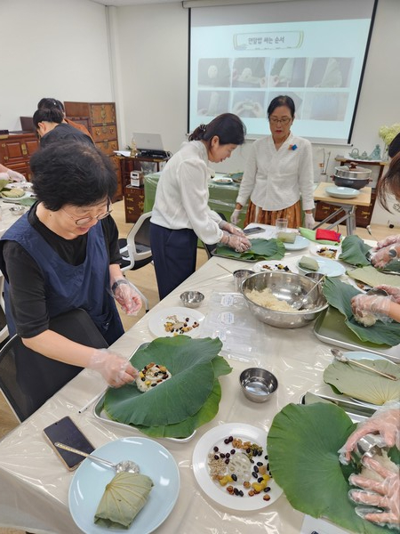 용인특례시 예절교육관서 진행한 계절특강 연잎밥 만들기 모습 /사진=용인시
