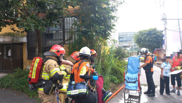 용인 포곡 아파트에서 발생한 화재현장에서 거동 불편한 80대 남성 구조당시의 모습. /사진=용인소방서