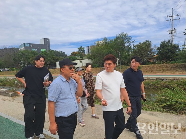 관계공무원 및 주민들과 함께 현장을 점검하는 안치용 의원. /사진=안치용의원실