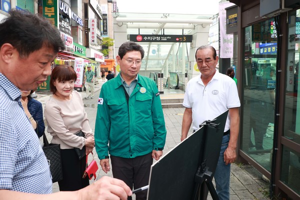 이상일 용인특례시장이 지난 8월 14일 수지구청역 버스정류장을 찾아 노후차량 교체와 정류장 확장 계획을 살피고 있다