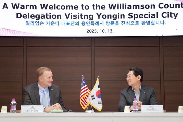 이상일 용인특례시장(오른쪽)과 스티븐 스넬(Steven Snell)미국 텍사스주 윌리엄슨카운티장이 13일 용인특례시청 접견실에서 양 도시의 발전 방안을 논의하고 있다.
