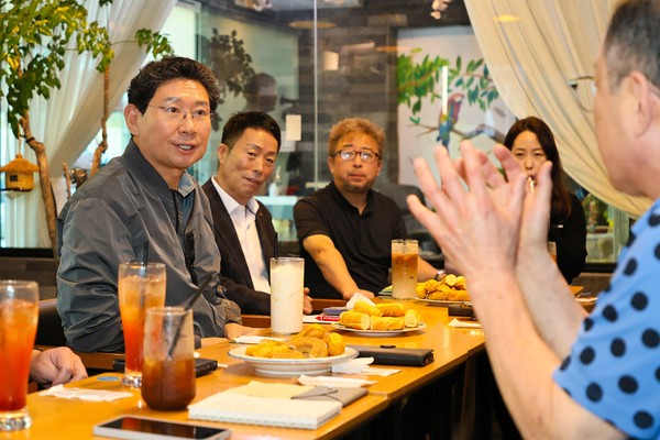 이상일 용인특례시장은 16일 찾아가는 차담회를 열고 기흥 지역 상인들과 소통했다