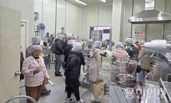 미얀마 식품협회 회원사 대표단이 용인시 농업기술센터를 방문해 주요 시설을 견학했다. /사진=용인시