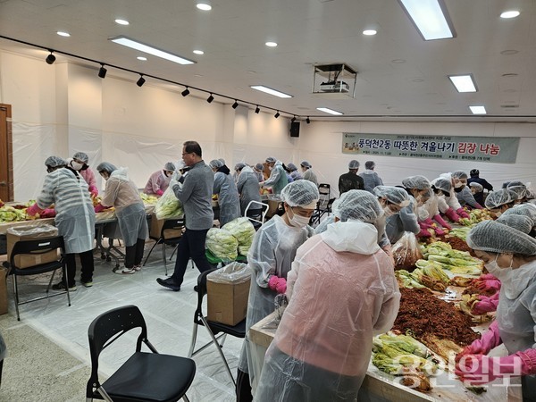 7일 풍덕천2동 주민자치위원회는 통장협의회, 체육회, 새마을지도자협의회, 새마을부녀회, 노인회, 청소년지도위원회, 지역사회보장협의체 등 단체 회원들과 따뜻한 겨울나기 김장나눔’ 행사를 했다. /사진=용인시