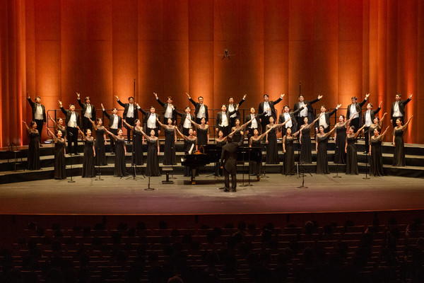용인시립합창단, 상임 운영 기념‘제10회 정기연주회 우리의 노래, 마음의 뜰에 피어나’ 연주하는 모습.