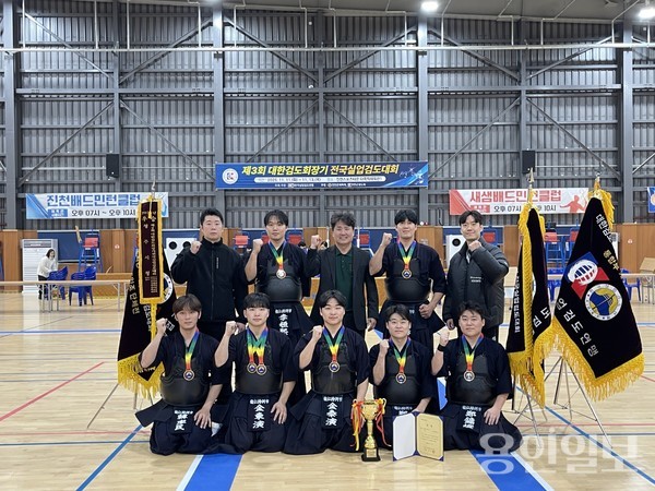 용인특례시 직장운동경기부 검도팀이 13일 ‘제3회 대한검도회장기 전국실업검도대회’에서 금메달을 획득한 뒤 기념사진을 촬영하고 있다. /사진=용인시