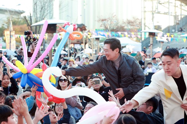 이상일 용인특례시장이 15일 용인포은아트홀 문화광장에서 열린 ‘2025 어텀라운지 페스티벌’에 참석해 시민과 소통의 시간을 갖고 있다.