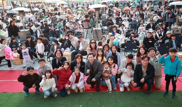 이상일 용인특례시장이 15일 용인포은아트홀 문화광장에서 열린 ‘2025 어텀라운지 페스티벌’에 참석해 시민과 소통의 시간을 갖고 있다.