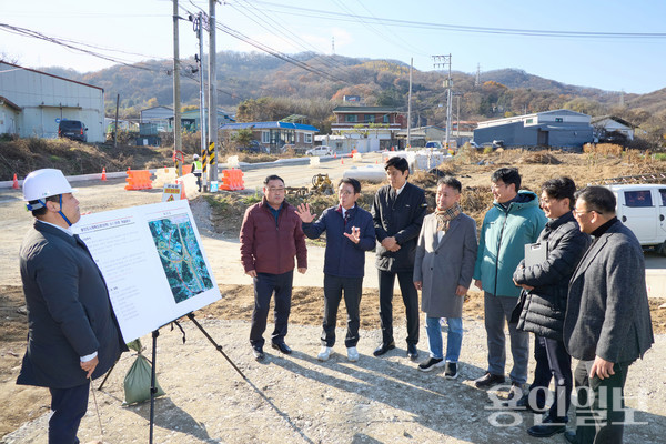 용인특례시의회 도시건설위원회는 2025년 행정사무감사를 앞두고주요 시설 및 사업장을 대상으로 현지 조사를 실시했다. 사진은 용인도시계획도로 (모현)소1-26호선 개설공사 현장. /사진=용인시의회