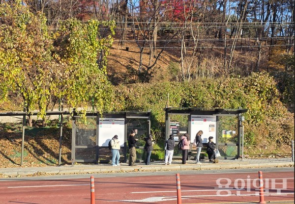 정하용 의원이 보라동 쌍용아파트 버스정류소 현장점검에 나섰다. 사진은 현장 버스정류소 모습. /사진=정하용의원실