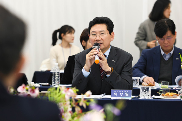 이상일 용인특례시장이 21일 열린 대한민국특례시시장협의회 2025 하반기 정기회의에서 인사말을 하고 있다. /사진=용인시