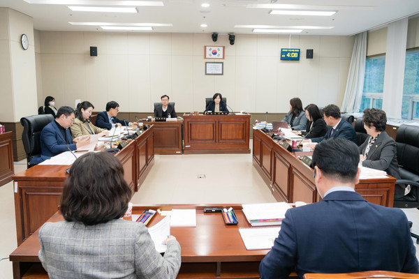 용인특례시의회 경제환경위원회는 20일 위원회 소관 시 농업기술센터와 기후환경위생국을 대상으로 4일차 행정사무감사를 진행했다. /사진=용인시의회