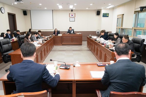 용인특례시의회 자치행정위원회가 3개구 읍면동을 대상으로 행정사무감사를 진행했다. 