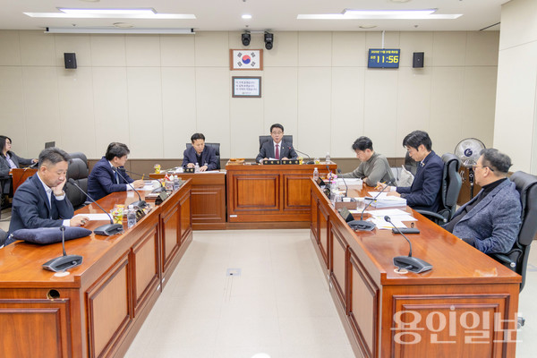 용인특례시의회 도시건설위원회는 25일 행정사무감사 강평을 실시했다.